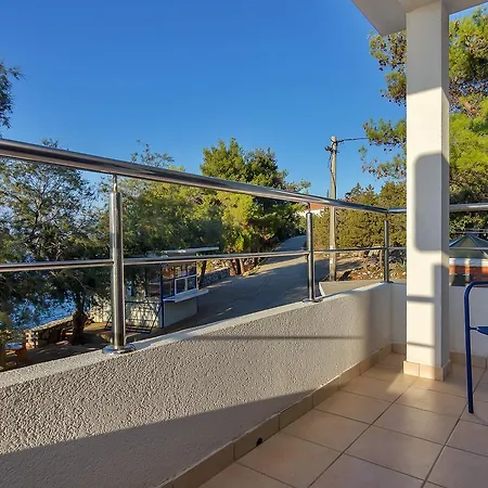 Guest house Triple Uvala Pokrivenik 2069a 3*